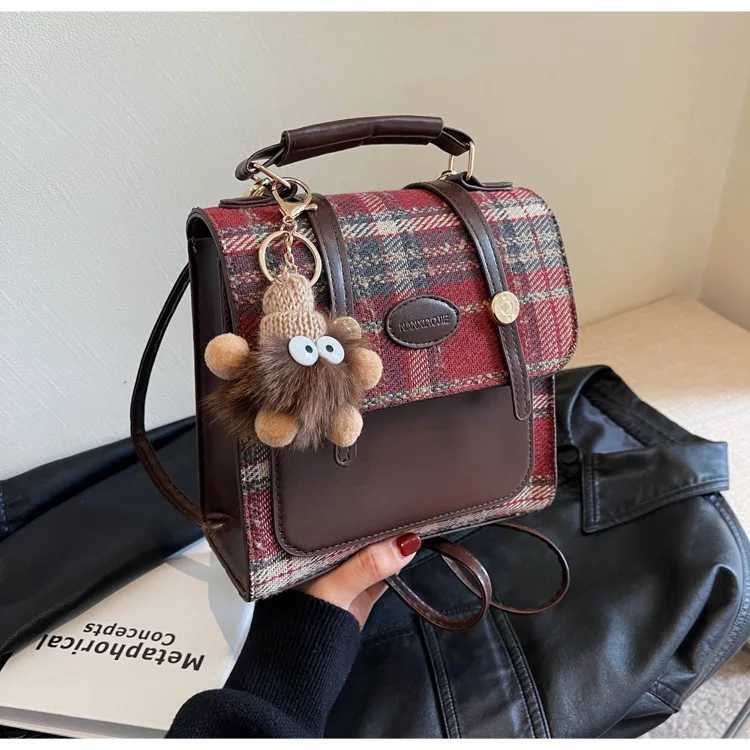 2025S Designer Girls Vintage Hundred Handbag English Style Ladies Casual Plaid Small Backpack with Good Guy Pendant DecorationC250222 Shoulder crossbo