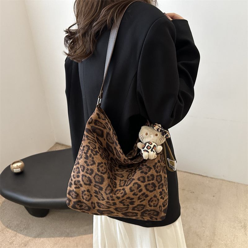 2025 Autumn/Winter New Leopard Texture Women's Single Shoulder Crossbody Large Capacity Commuter Stylish Underarm Tote Bag for Women
