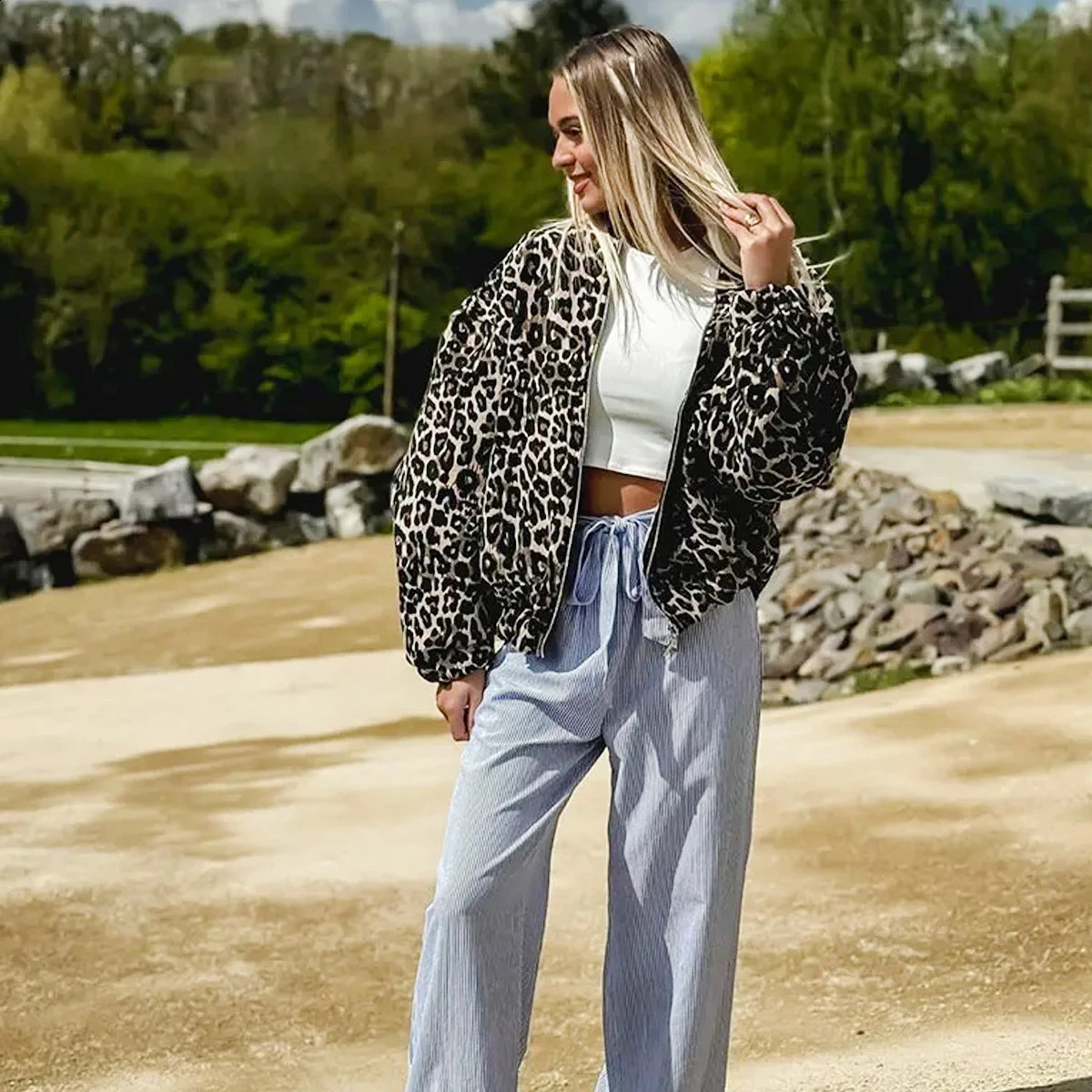 Retro leopard print O-neck womens jacket fashionable zipper pocket long sleeved short shirt autumn/winter womens clothing 241021