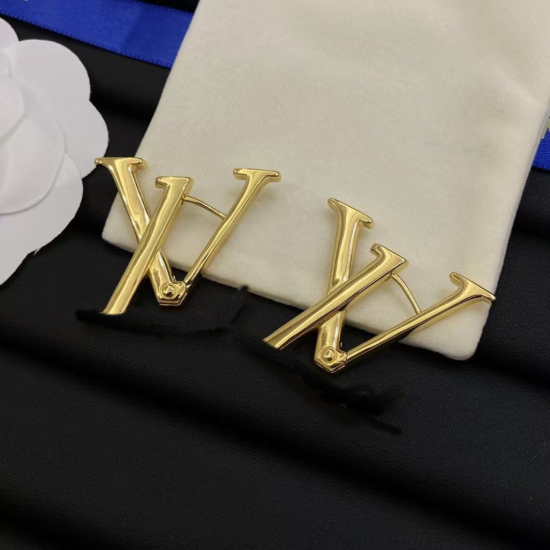 New classic 18k gold earrings with letters, designed specifically for women's weddings, parties, and birthdays, attracting the attention of men as gifts and jewelr