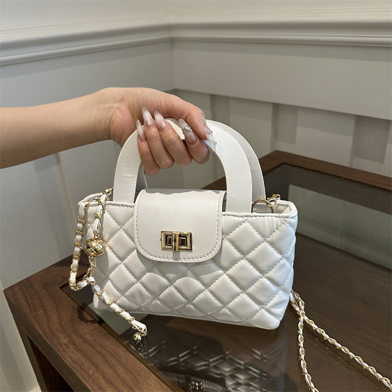 2025 New Outdoor Style Luxury Free Delivery Designer Bag Embroidery Thread Fashionable Buckle Handbag Versatile Ins Shoulder Korean Version Women'