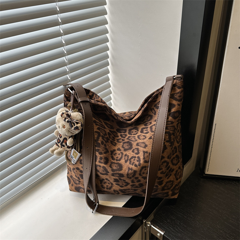 2025 Autumn/Winter New Leopard Texture Women's Single Shoulder Crossbody Large Capacity Commuter Stylish Underarm Tote Bag for Women