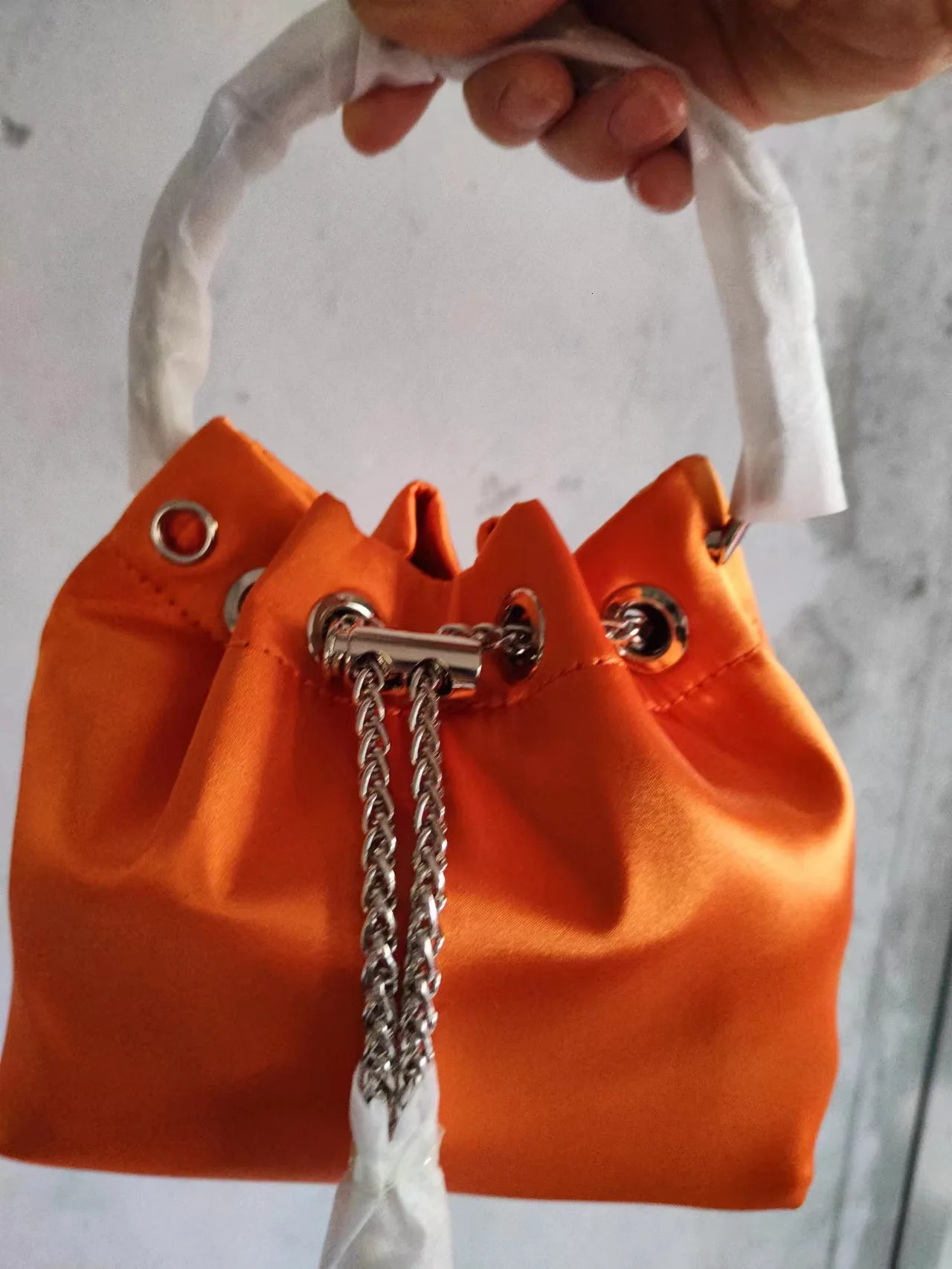 Womens high-quality silk bucket bag dia womens personalized shoulder tassel chain handbag 241022 77b5