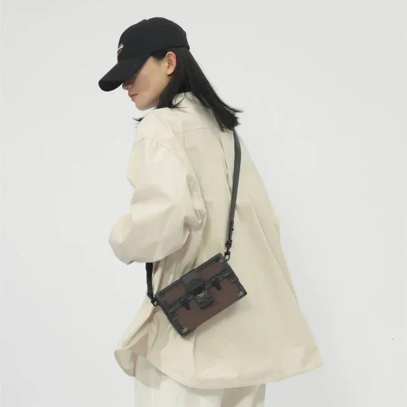 Fashionable unisex cross shaped niche box fashionable small square classic selg messenger bag for men 241022 8074