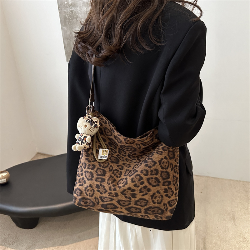 2025 Autumn/Winter New Leopard Texture Women's Single Shoulder Crossbody Large Capacity Commuter Stylish Underarm Tote Bag for Women