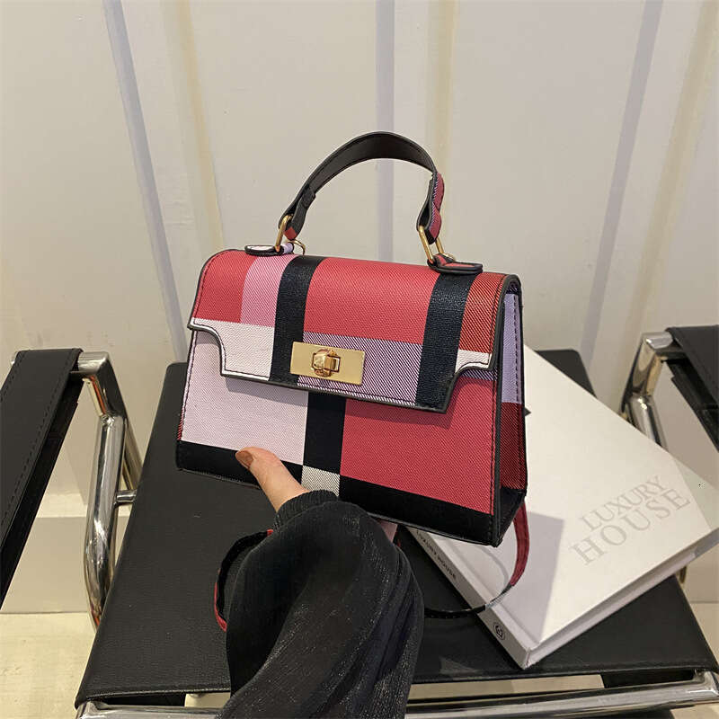 Bag 2024 new fashionable handbag texture PU women's niche versatile shoulder spray crossbody bag trend
