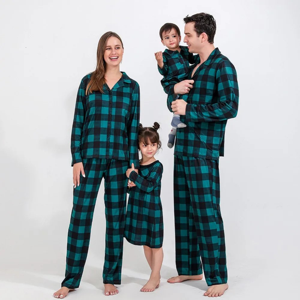 Cute and comfortable green grid family matching Christmas pajamas set for children and parents cute holiday set 241022