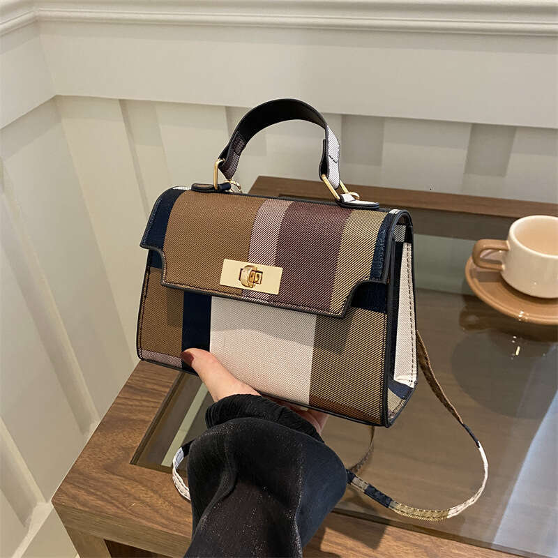 Bag 2024 new fashionable handbag texture PU women's niche versatile shoulder spray crossbody bag trend