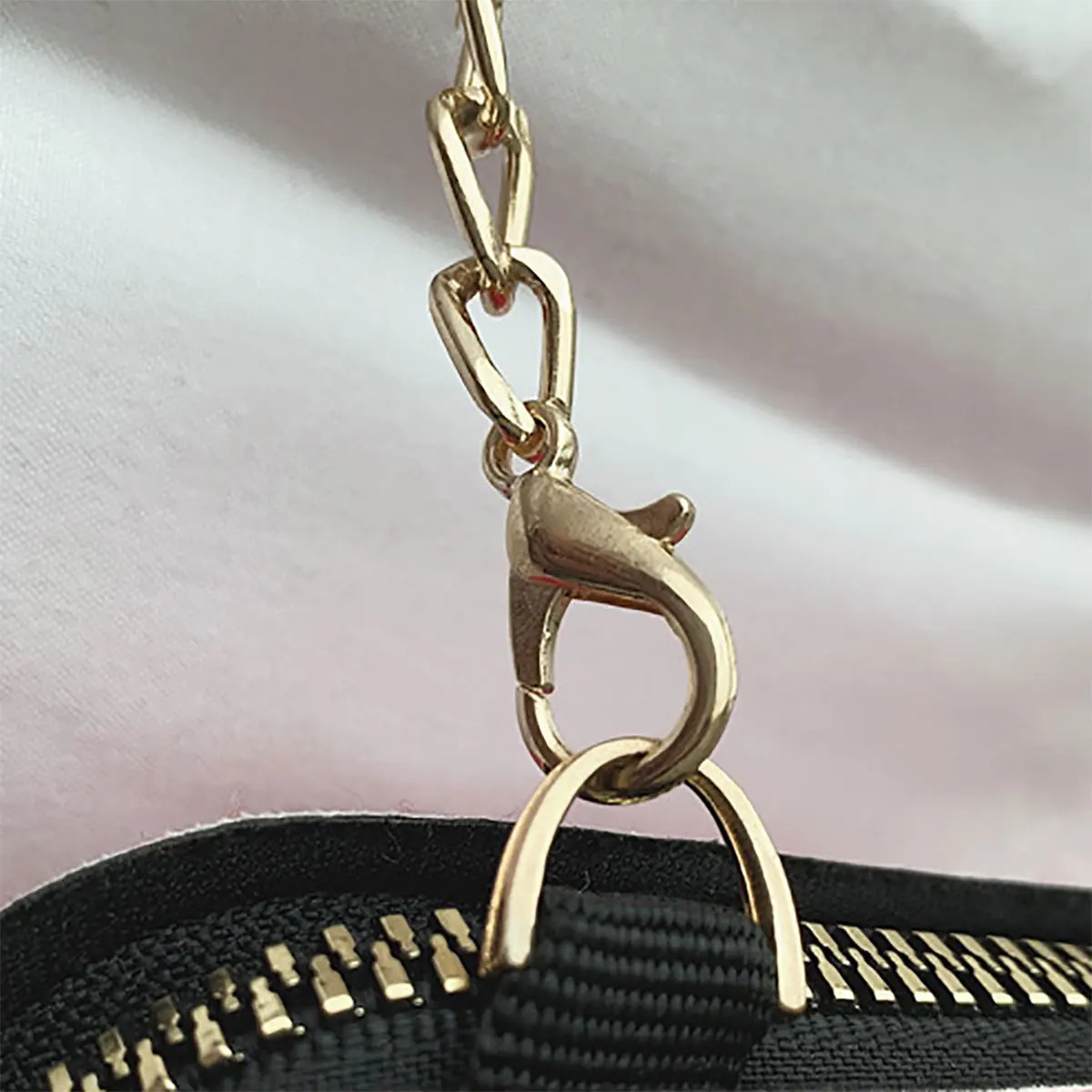 1 niche red lip chain bag innovative mini shoulder bag womens fashionable zipper bag 241023