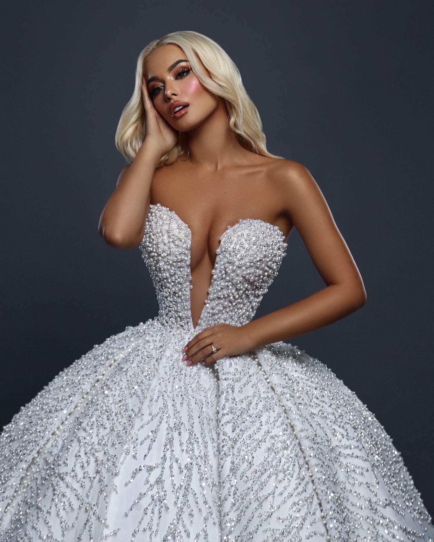 Luxury Ball Gowns Appliques Sequins Pearls Strapless Sleeveless Wedding Dress Sweep Train Satin Bridal Dresses Custom Made