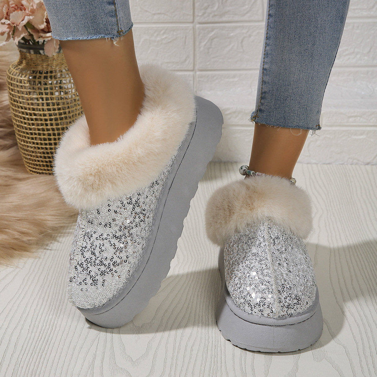 Wholesale Autumn and winter new foreign trade large size women's thick soled plush snow boots sequin side European and American style