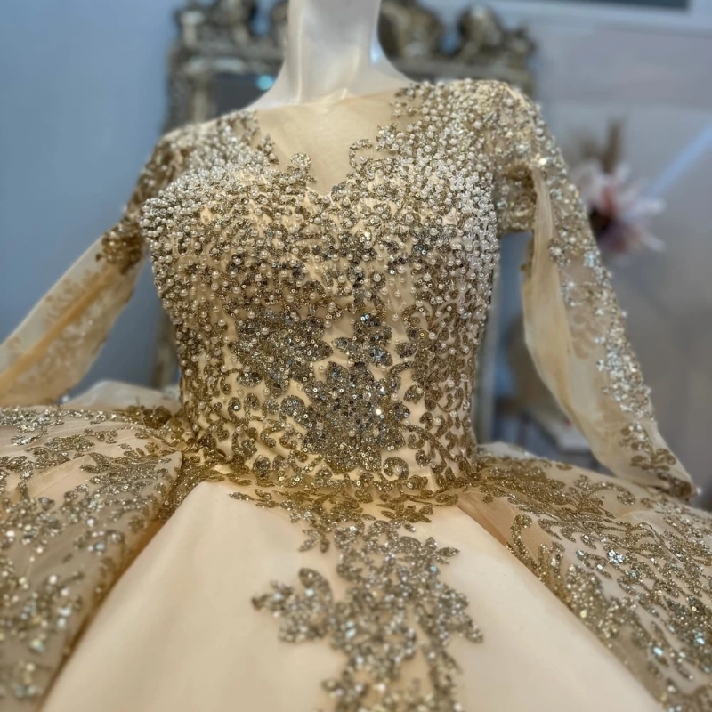 Champagne Shiny Quinceanera Dresses Ball Gown Long Sleeves Gold Lace Applique Beaded Pearls Tiered Sweet 16 Dress Vestido De 15 Anos