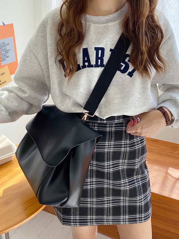 2025 Designer 2024 free 3 designer shipping Womens autumn and winter large capacity bag new underarm briefcase niche design high-end shoulder bags