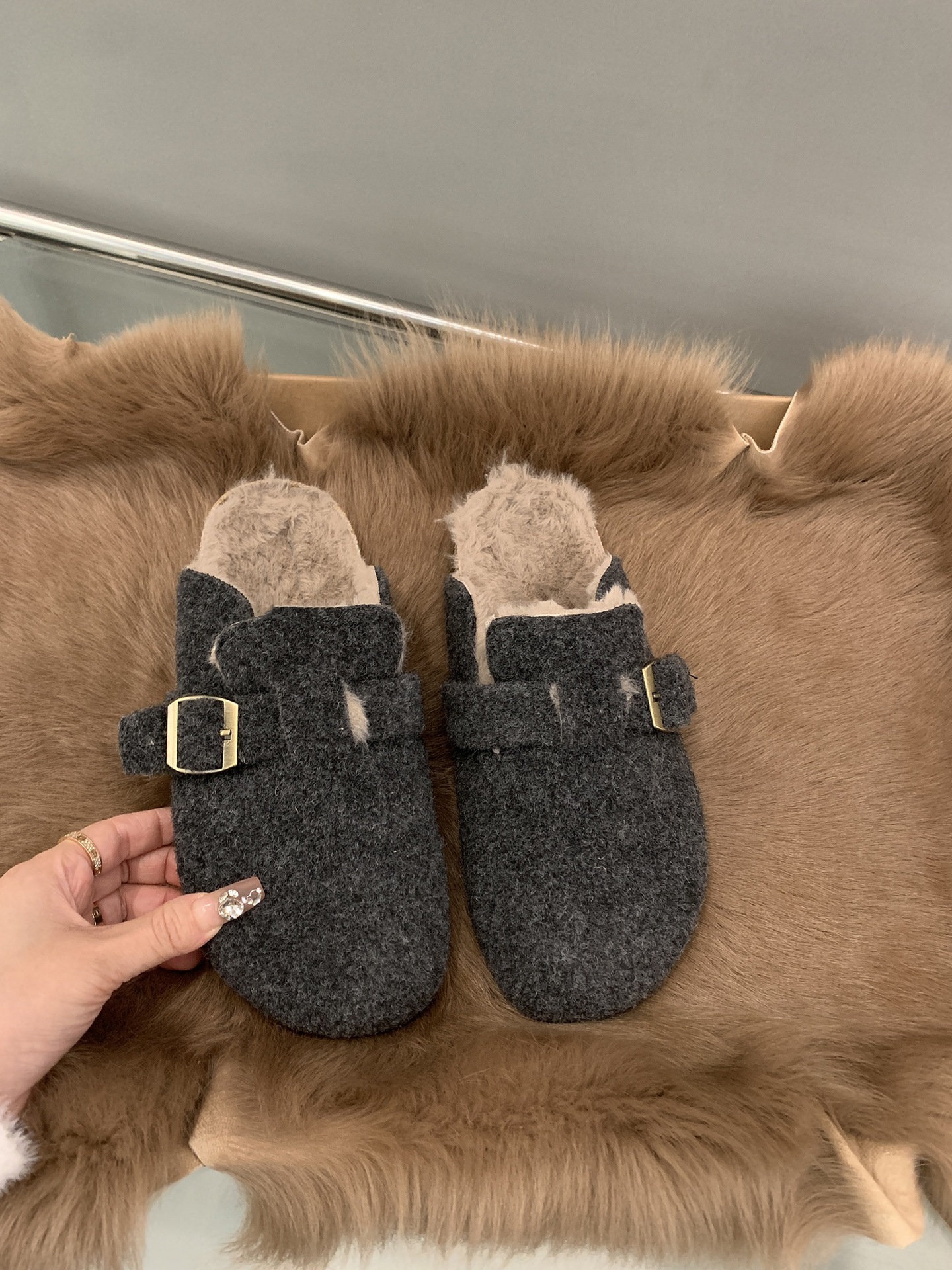 Women's Fashion Cozy Furry Veet Warmth Baotou Flat Slippers in Solid Brown, Black, Beige - Sizes 35-40