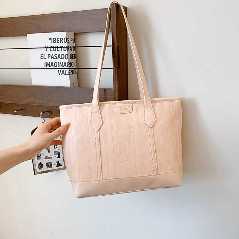 2025 Designer 2024 3 Ladies' crossbody new personalized large capacity commuting beautiful single shoulder armpit bag free shipping Ladies'