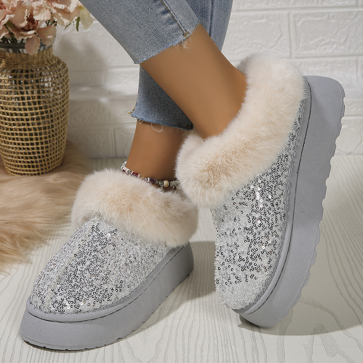 Wholesale Autumn and winter new foreign trade large size women's thick soled plush snow boots sequin side European and American style