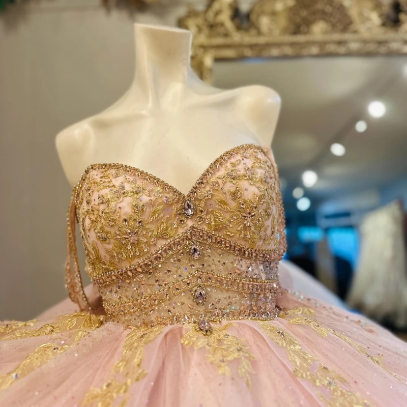 Light Pink Shiny Quinceanera Dresses Ball Gown Off The Shoulder Gold Lace Applique Beading Cryatal Bow Tull Corset Sweet 16 Dress Vestido De 15 Anos