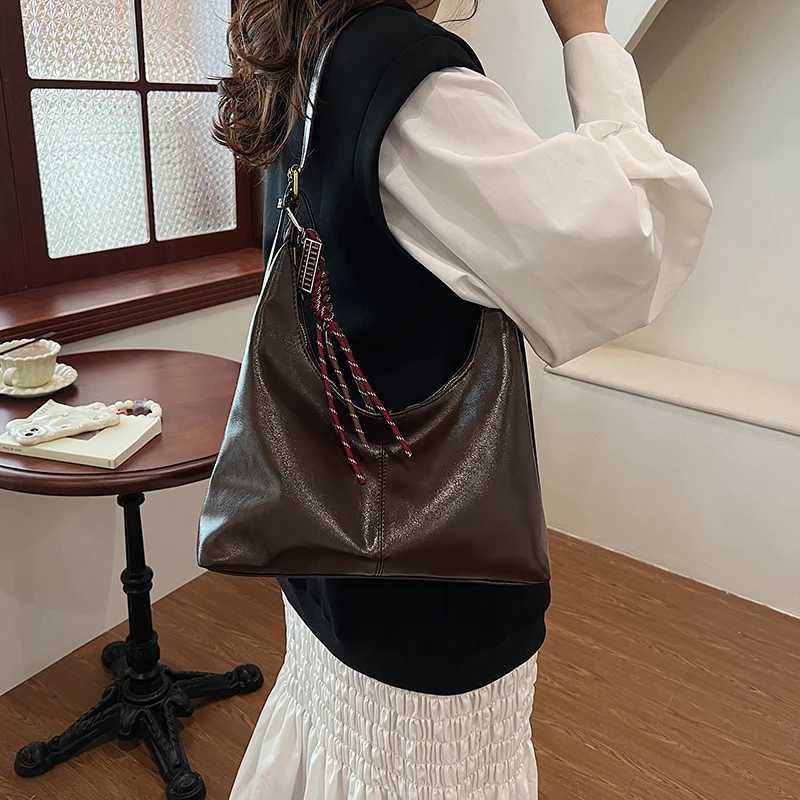 Women Pu Shoulder Bag Designer Tote Handbag Large Capacity Chic Hobo with Pendants Stylish Top Handle Outdoor Travel 241023