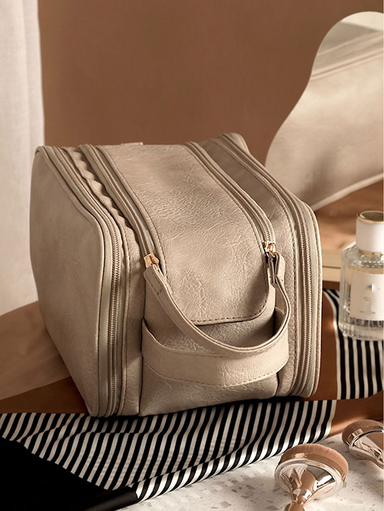 2024 designer free shipping new Makeup capacity womens cosmetic storage travel portable waterproof toiletry tote large bag