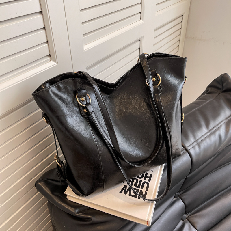 2024 designer bag free shipping new large capacity bag womens single shoulder niche handheld college student class commuting tote flowing crossbody ba