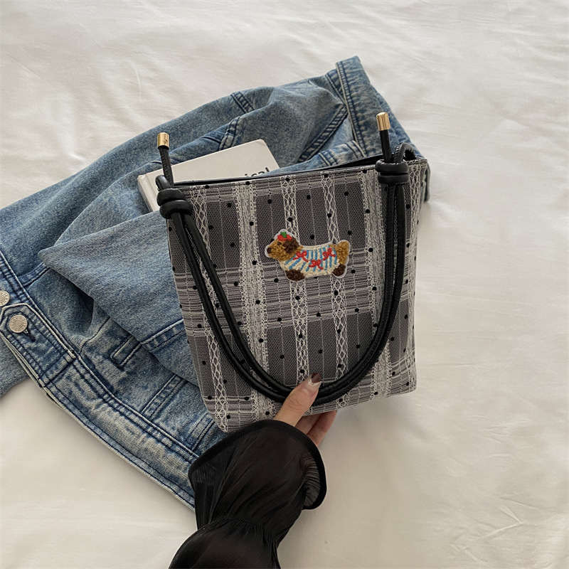 2025 Designer new 3 niche 2024 design casual personalized lightweight and simple shoulder bag free shipping