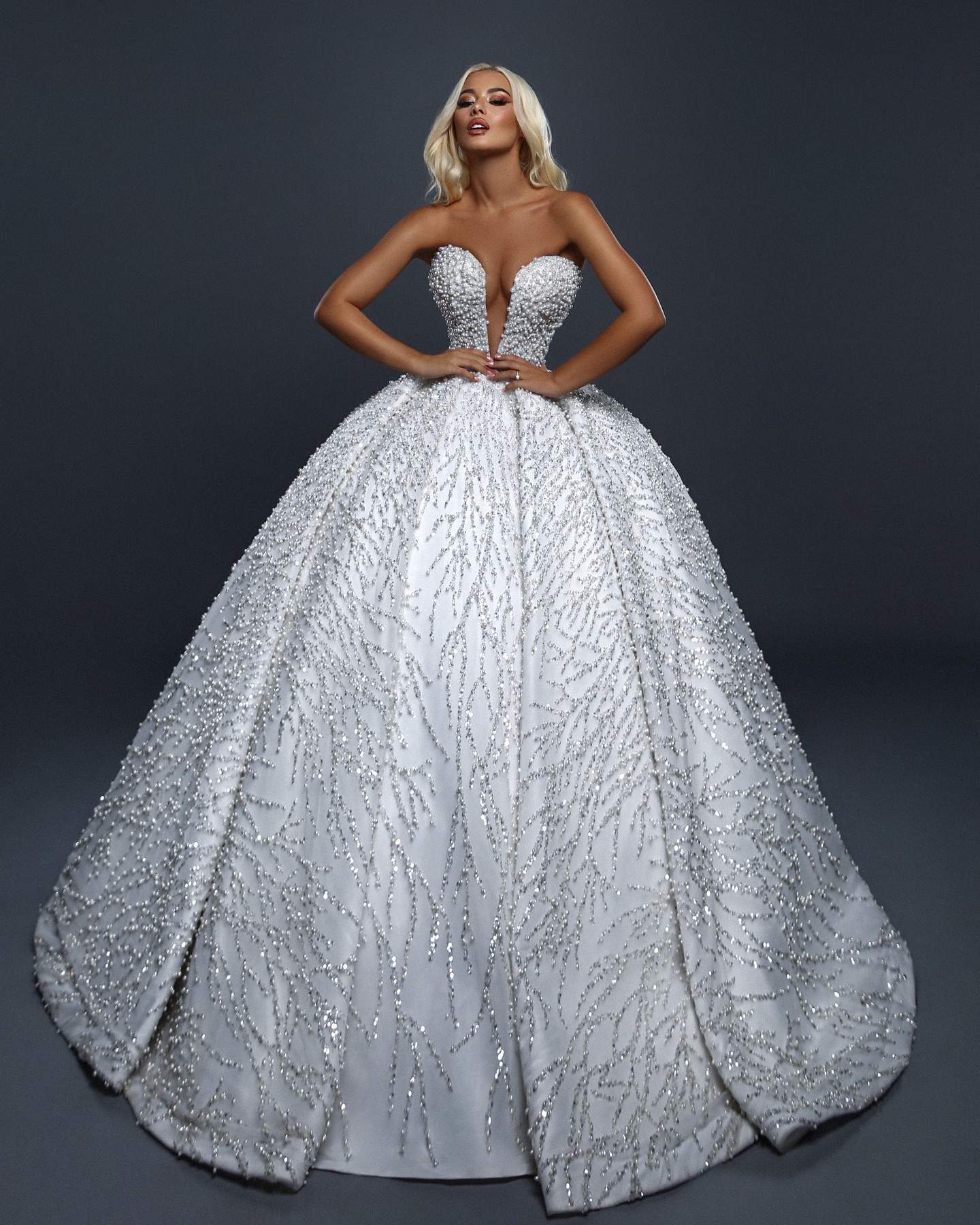 Luxury Ball Gowns Appliques Sequins Pearls Strapless Sleeveless Wedding Dress Sweep Train Satin Bridal Dresses Custom Made