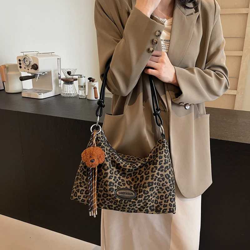 Women Leopard Shoulder Bag Faux Suede Underarm Large Capacity Stylish Armpit Zip Closure Top Handle Chic Hobo 241023