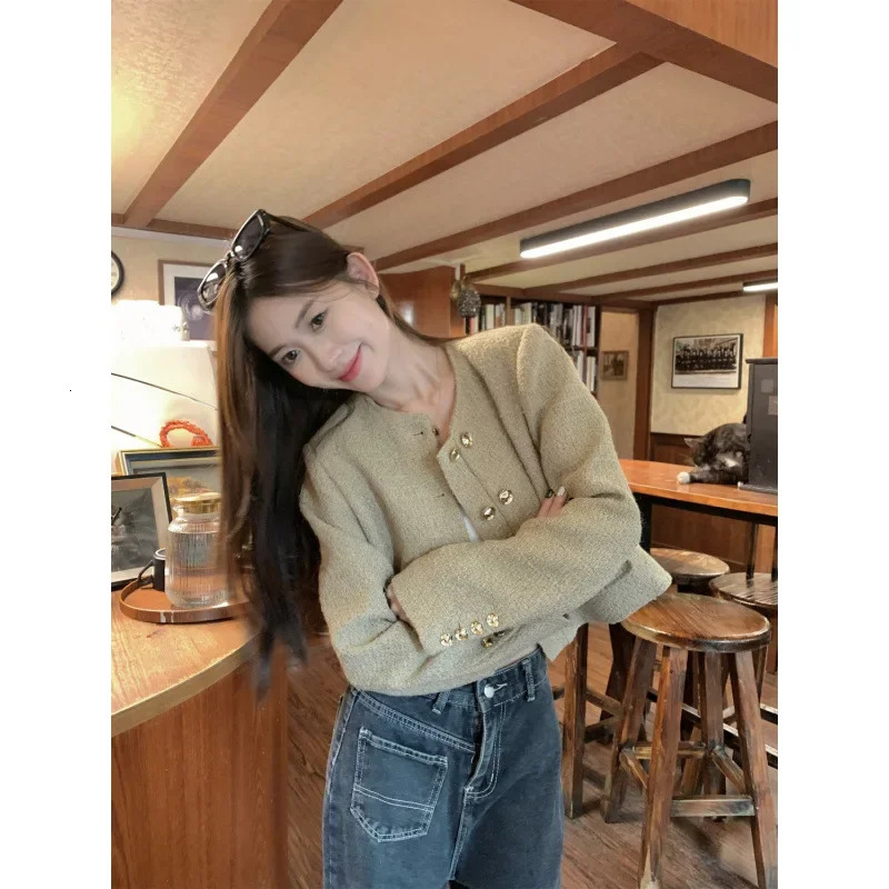French coarse tweed short jacket with open placket and khaki crew neckline petite fashionable casual niche age reducing top 241023
