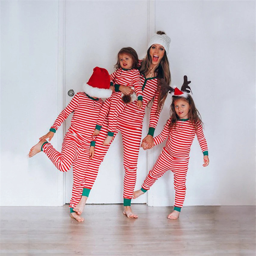 Christmas Family Matching Set Adult Children Baby Christmas Mom and Me Party Pajama Set Fashion Stripe Printed Couple Clothing 241022