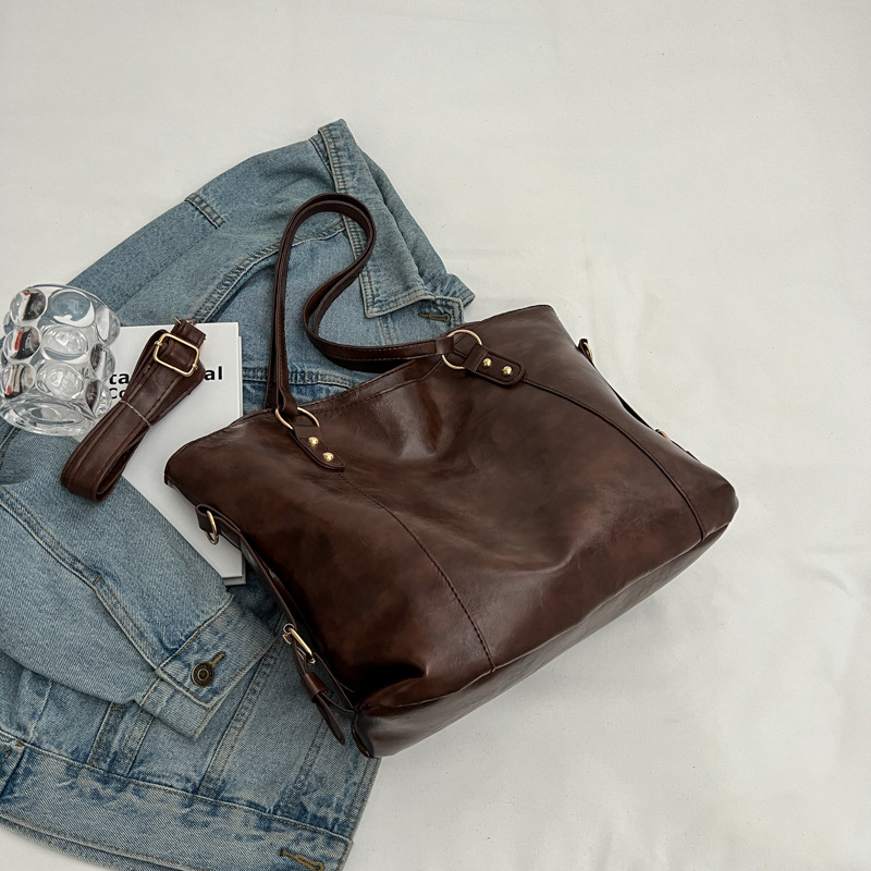 2024 designer bag free shipping new large capacity bag womens single shoulder niche handheld college student class commuting tote flowing crossbody ba