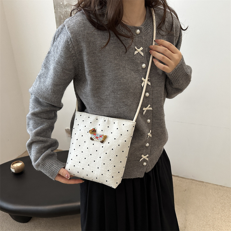 2025 Designer new 3 niche 2024 design casual personalized lightweight and simple shoulder bag free shipping