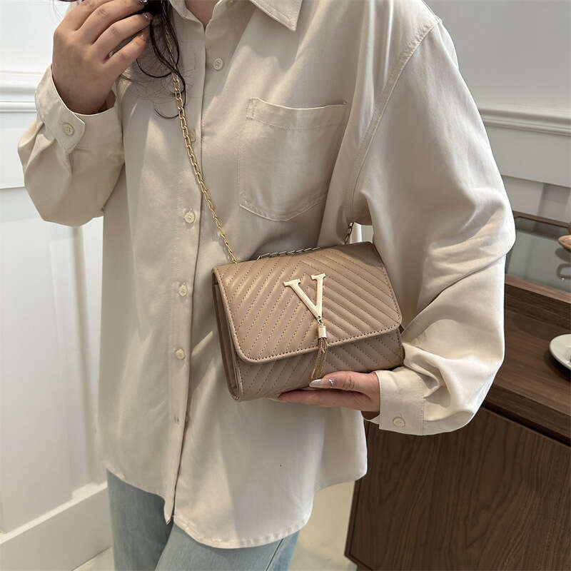 Tassel V-shaped shoulder women's 2024 new fashionable small square niche versatile chain diagonal cross bag