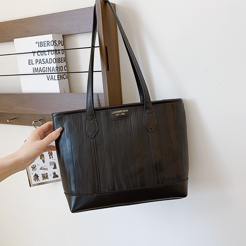 2025 Designer 2024 3 Ladies' crossbody new personalized large capacity commuting beautiful single shoulder armpit bag free shipping Ladies'