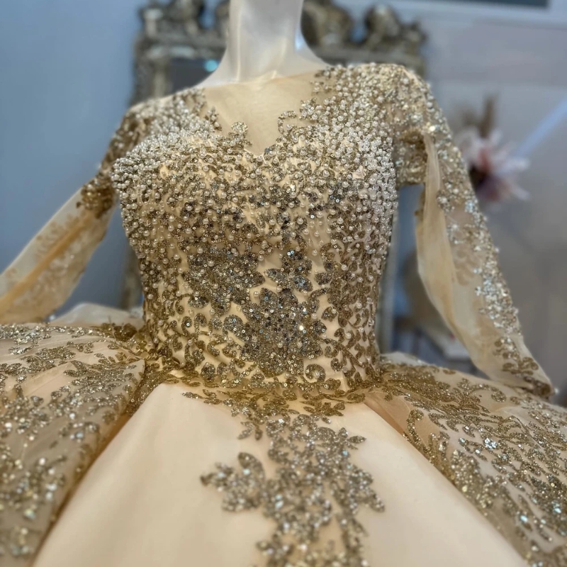 Champagne Shiny Quinceanera Dresses Ball Gown Long Sleeves Gold Lace Applique Beaded Pearls Tiered Sweet 16 Dress Vestido De 15 Anos