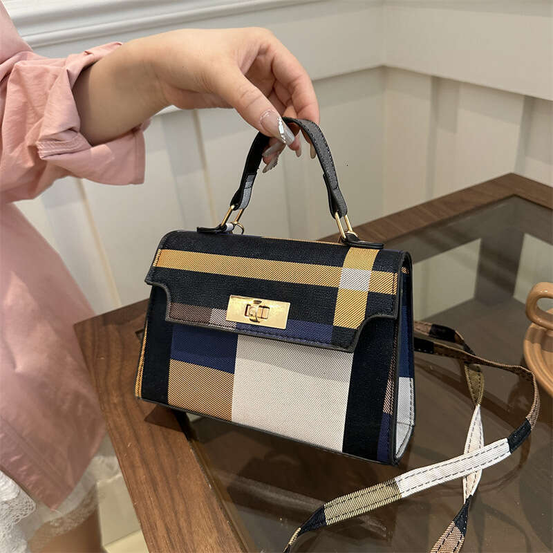 Bag 2024 new fashionable handbag texture PU women's niche versatile shoulder spray crossbody bag trend