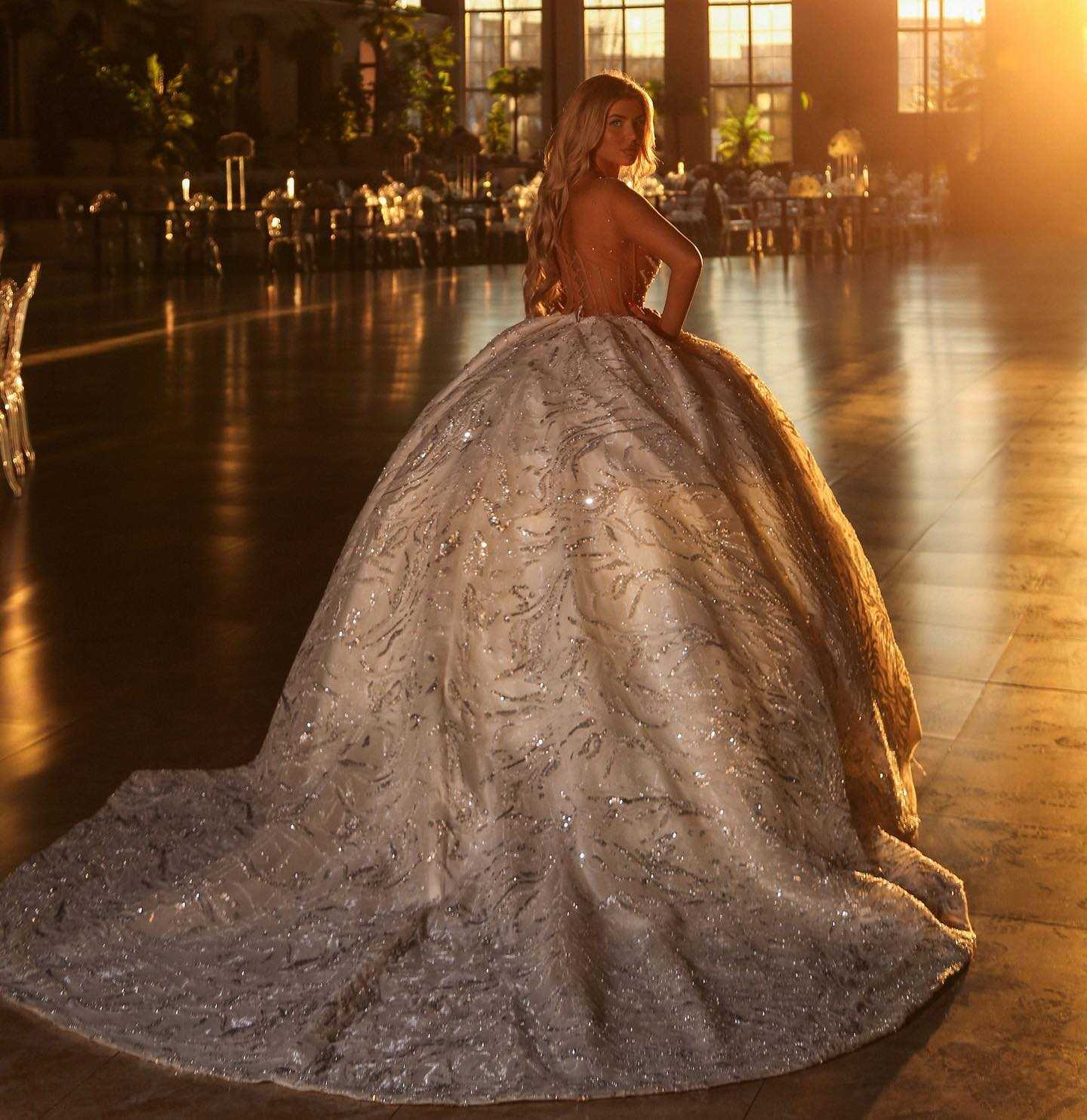 Exquisite Ball Gowns Appliques Sequins O Neck Sleeveless Wedding Dress Sweep Train Tulle Bridal Dresses Custom Made