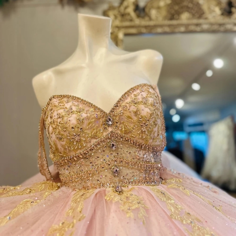 Light Pink Shiny Quinceanera Dresses Ball Gown Off The Shoulder Gold Lace Applique Beading Cryatal Bow Tull Corset Sweet 16 Dress Vestido De 15 Anos
