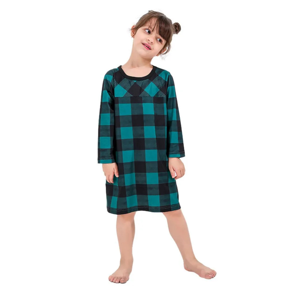 Cute and comfortable green grid family matching Christmas pajamas set for children and parents cute holiday set 241022