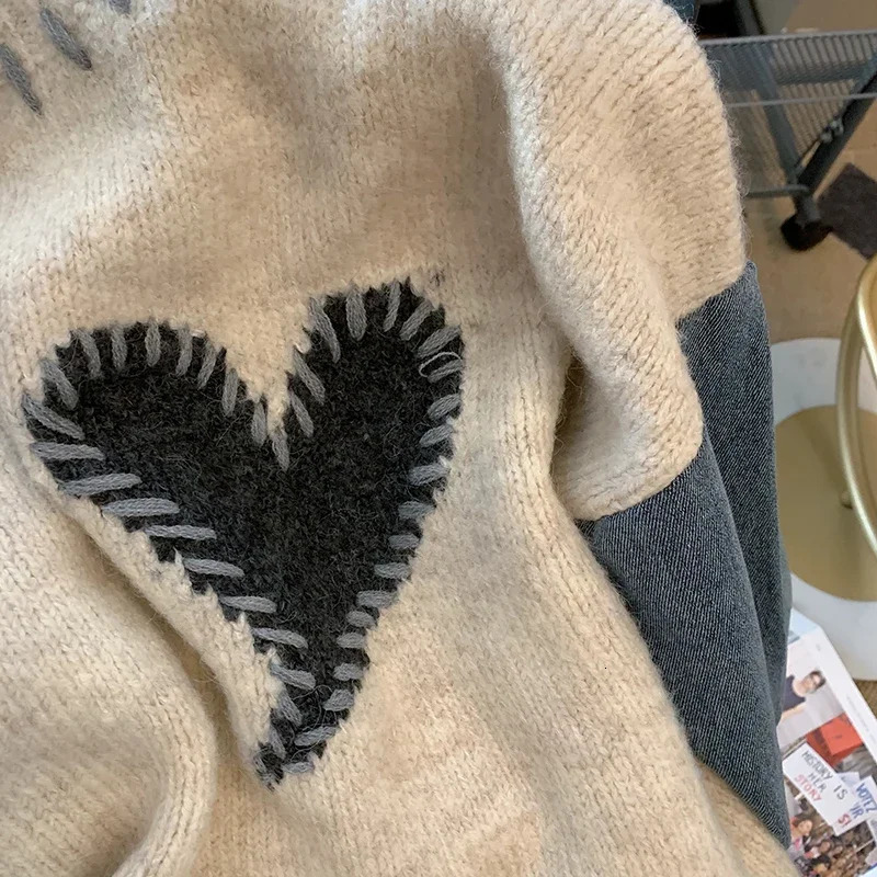 Womens long sleeved floral retro denim patch work knit sweater autumn womens O-neck heart-shaped sweater loose Harajuku sweater 241022