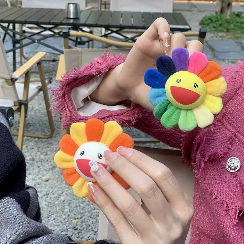 Ins Hot Kawaii Smile Sunflower Pendant with Label Soft Flower Gold/Silver Chest Filled Doll Colorful Plush Toy Bag Decorative Gift X241022