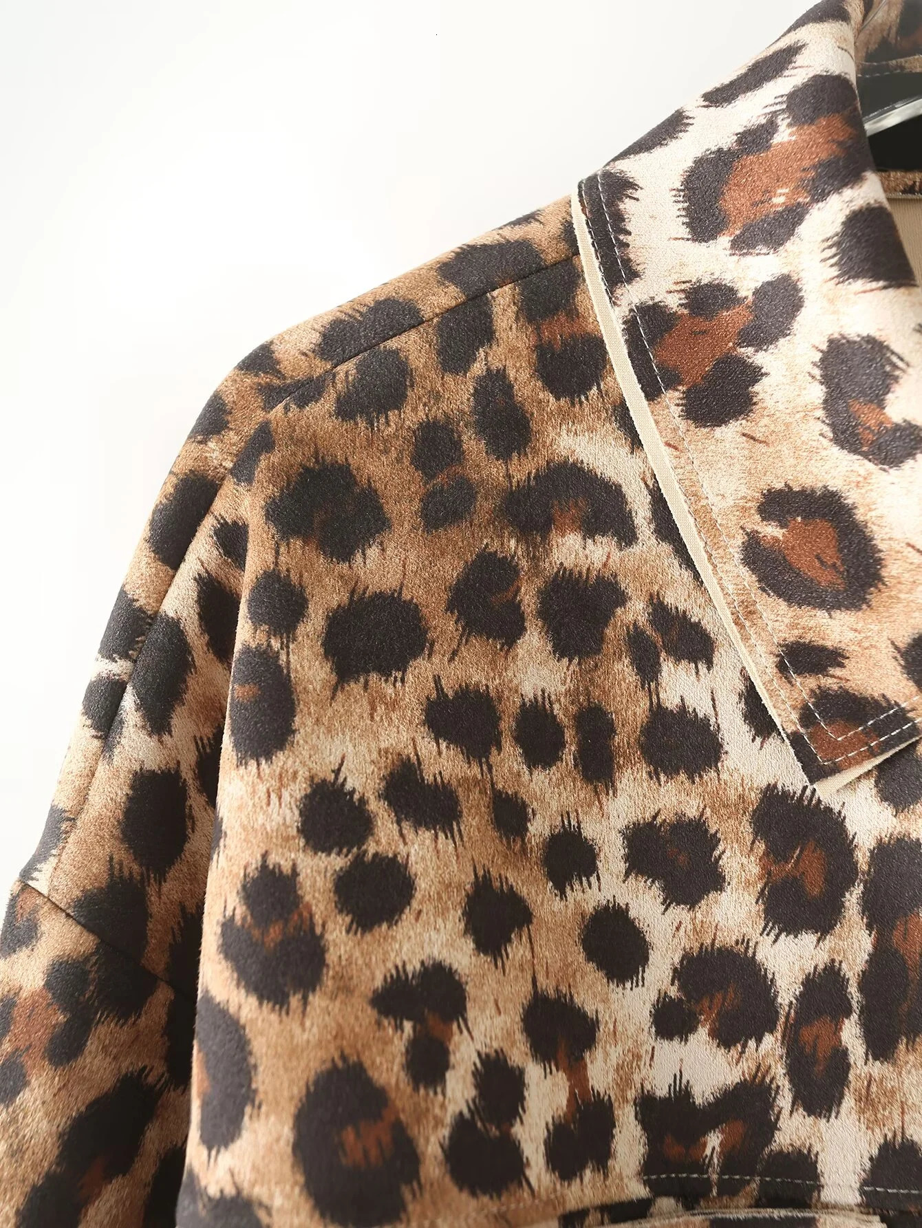 European and American sexy warm leopard print lapel long sleeved suede texture effect jacket 241023