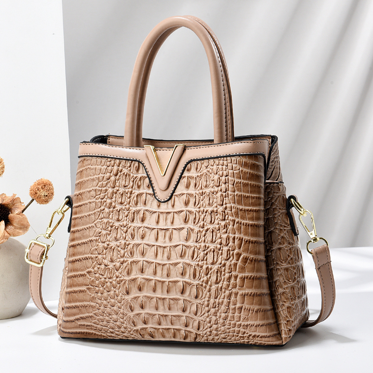Designer 2024 Large Capacity Crocodile Pattern Handbag Trendy Fashion Women's Middle aged Mom Atmospheric Versatile Single Shoulder Crossbody Bag