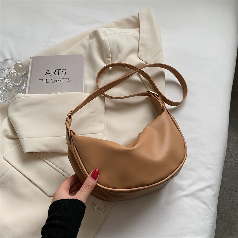 2025 Designer 2024 free shipping 3 new designer tote bag handbag cow horn crossbody dumpg bun