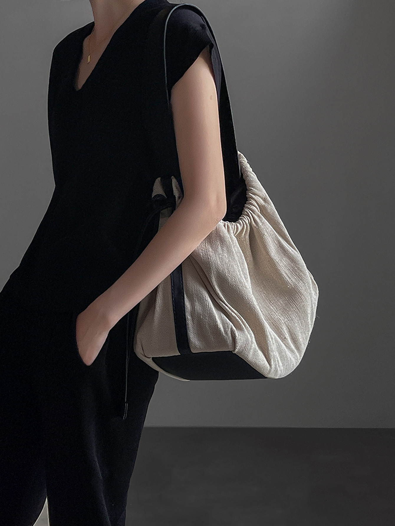 2025S Fashion Designer Designer Free Shipping New Niche Canvas Lightweight And Capacity Travel Single Shoulder Commuting Tote Large Bag