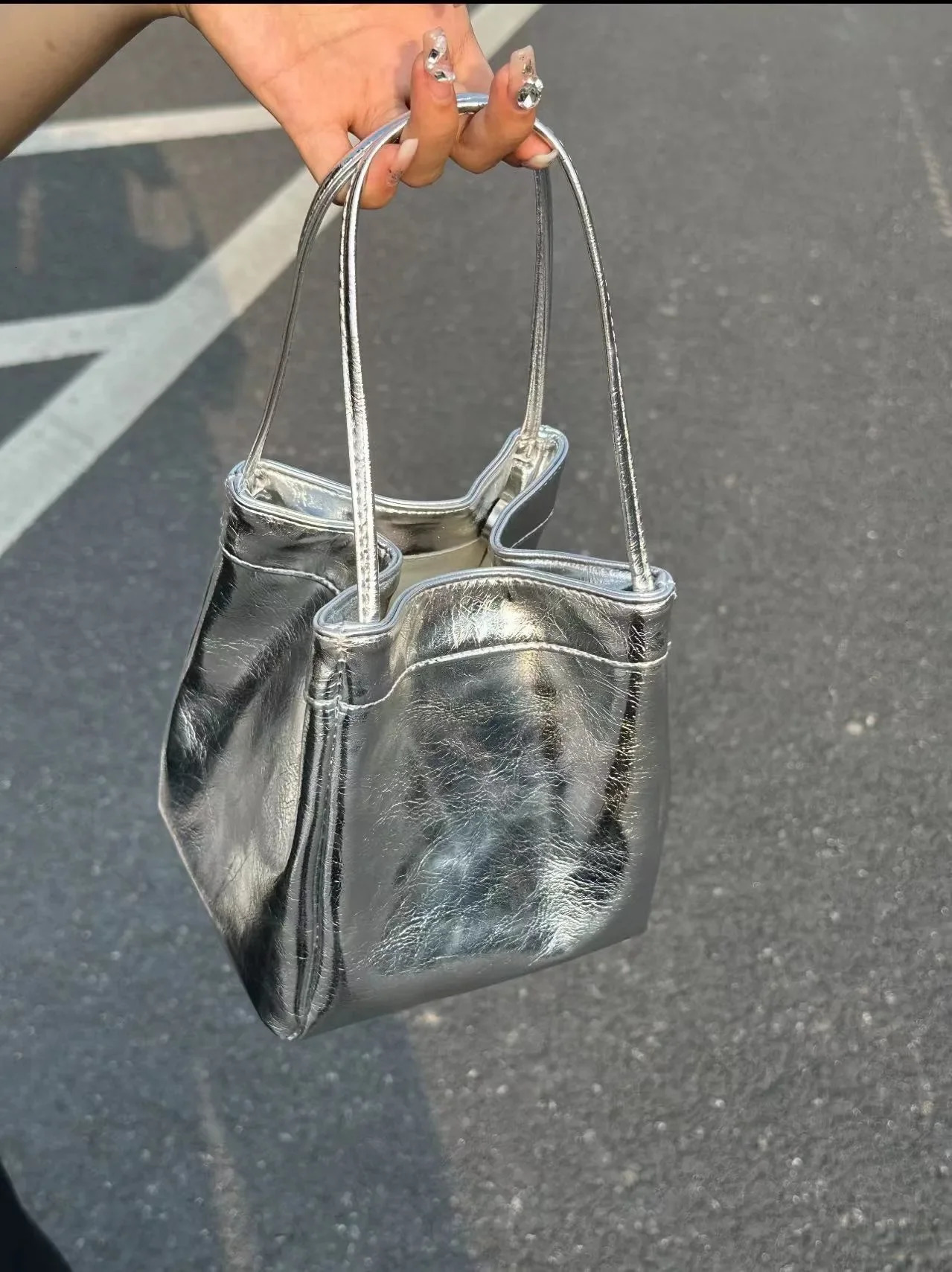 Metallic Silver Tote Bag for Women Fashionable PU Leather Handbag with Spacious Interior for Daily Evening Use bolsas de mujer 241022