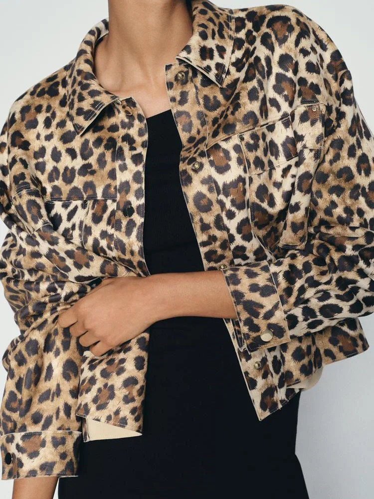 Retro womens long sleeved sexy warm leopard print lapel long sleeved autumn winter suede texture effect jacket 241022