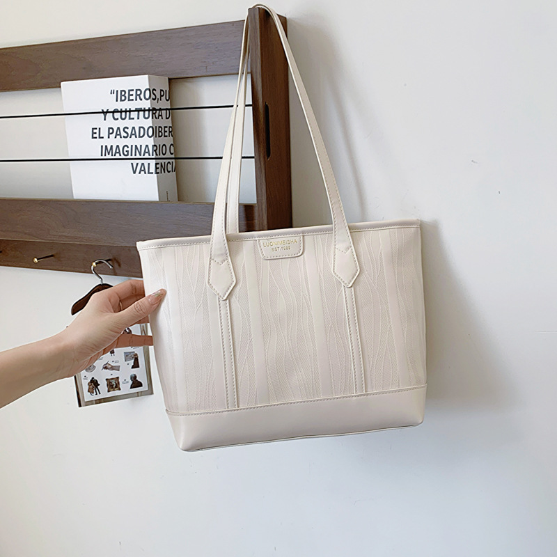 2025 Designer 2024 3 Ladies' crossbody new personalized large capacity commuting beautiful single shoulder armpit bag free shipping Ladies'