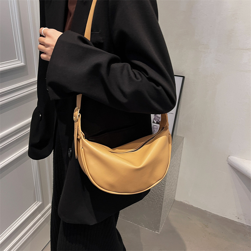 2025 Designer 2024 free shipping 3 new designer tote bag handbag cow horn crossbody dumpg bun