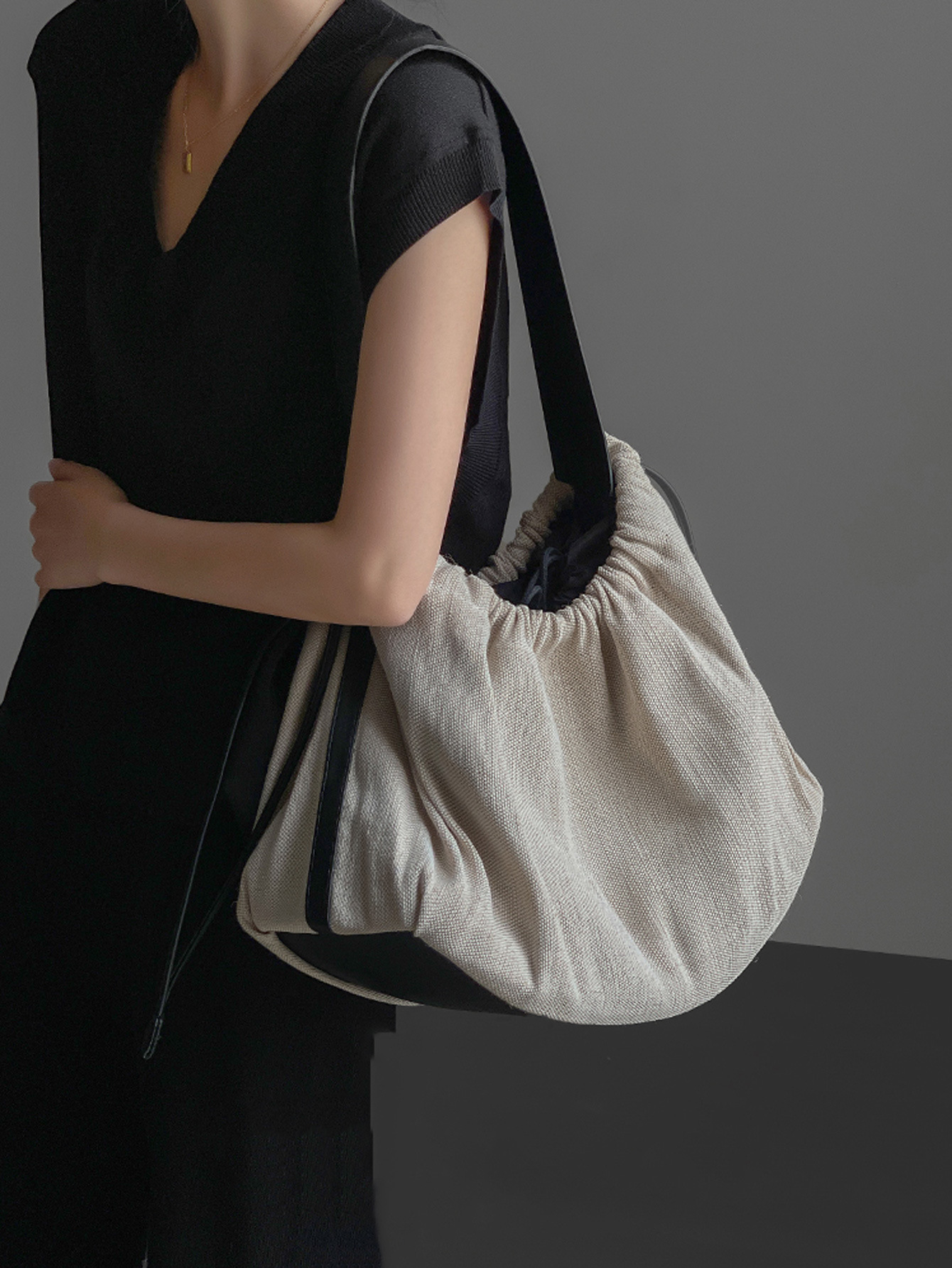 2025S Fashion Designer Designer Free Shipping New Niche Canvas Lightweight And Capacity Travel Single Shoulder Commuting Tote Large Bag