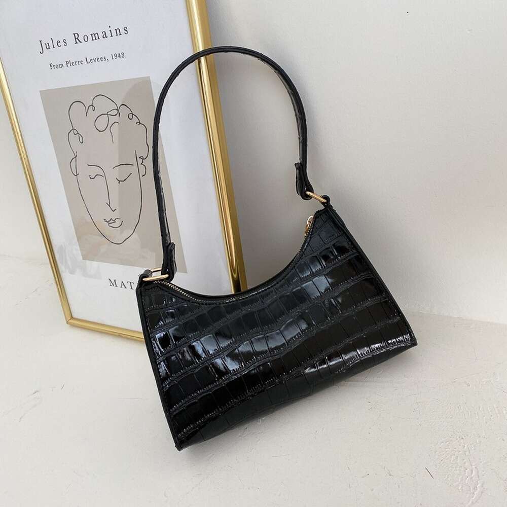 Chic Casual Leather Tote - Stylish Shoulder Bag Featuring a Classic Look for Everyday Use